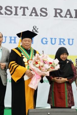 Dies Natalis Universitas Raharja Bersejarah, Po Abas Sunarya Dikukuhkan Jadi Guru Besar di Hari Ulang Tahun ke-72