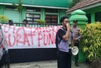 Pemerhati Pendidikan Gelar Aksi di Depan Kantor Kemenag Kota Tangerang (Foto: Adit/Pusat-Berita)