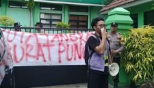 Pemerhati Pendidikan Gelar Aksi di Depan Kantor Kemenag Kota Tangerang (Foto: Adit/Pusat-Berita)