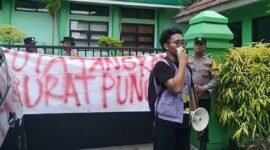 Pemerhati Pendidikan Gelar Aksi di Depan Kantor Kemenag Kota Tangerang (Foto: Adit/Pusat-Berita)