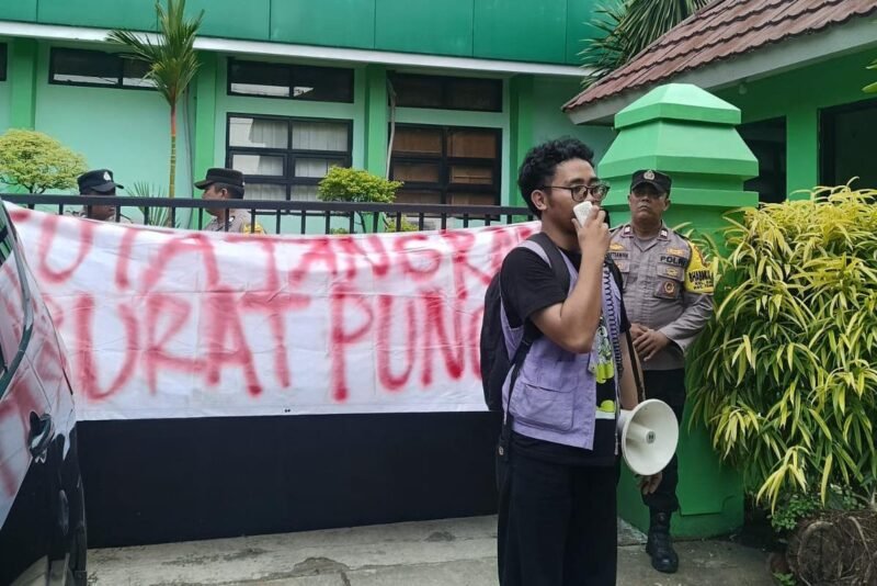 Pemerhati Pendidikan Gelar Aksi di Depan Kantor Kemenag Kota Tangerang (Foto: Adit/Pusat-Berita)
