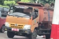Truk Dinas Lingkungan Hidup Kota Tangerang mengisi BBM pakai puluhan jerigen (foto: istimewa).