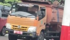 Truk Dinas Lingkungan Hidup Kota Tangerang mengisi BBM pakai puluhan jerigen (foto: istimewa).