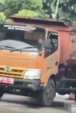 ‎Truk Dinas Lingkungan Hidup Kepergok Isi BBM Pakai Puluhan Jerigen di SPBU PT TNG