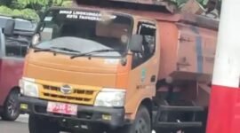 Truk Dinas Lingkungan Hidup Kota Tangerang mengisi BBM pakai puluhan jerigen (foto: istimewa).