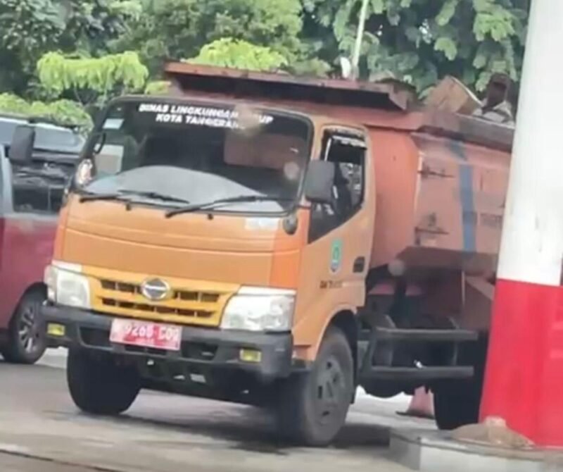 Truk Dinas Lingkungan Hidup Kota Tangerang mengisi BBM pakai puluhan jerigen (foto: istimewa).