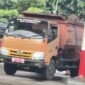 Truk Dinas Lingkungan Hidup Kota Tangerang mengisi BBM pakai puluhan jerigen (foto: istimewa).