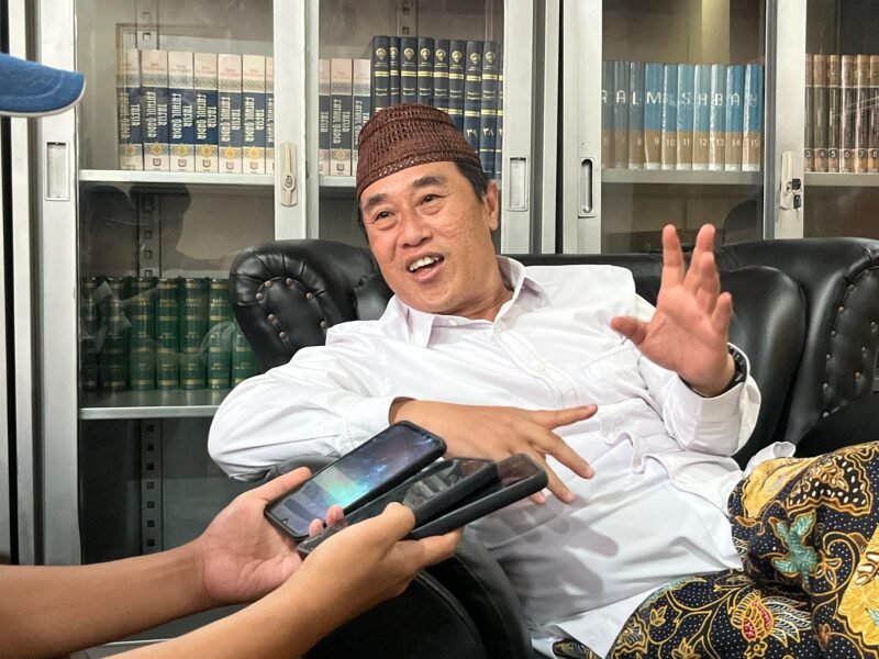 Ketua MUI Kota Tangerang Ajak Umat Maknai Idul Adha sebagai Momentum Berkorban, Saat di temui di Ruang Kerjanya (Doc. Holid/ist)