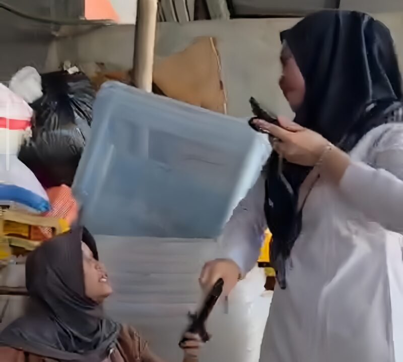 Lurah Petir dan Istri yang juga Asn Pemkot Tangerang, Diduga Hina Pekerja lapak (Doc. Tangkapan layar)
