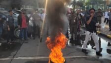 Himpunan Mahasiswa Tangerang Utara (HMTU) bersama koalisi masyarakat sipil menggelar demonstrasi di depan Kantor Kecamatan Kosambi, Tangerang.Jumat(10/4). (Doc. Ist)