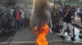Himpunan Mahasiswa Tangerang Utara (HMTU) bersama koalisi masyarakat sipil menggelar demonstrasi di depan Kantor Kecamatan Kosambi, Tangerang.Jumat(10/4). (Doc. Ist)