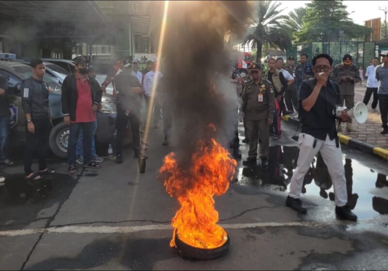 Himpunan Mahasiswa Tangerang Utara (HMTU) bersama koalisi masyarakat sipil menggelar demonstrasi di depan Kantor Kecamatan Kosambi, Tangerang.Jumat(10/4). (Doc. Ist)