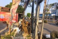 Pembangunan jaringan kabel fiber optik di sepanjang Jalan KH Hasyim Ashari (Doc. Holid/Ist)