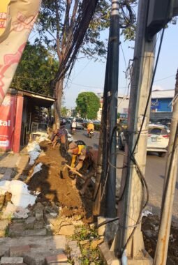Trotoar Hancur, Pengendara Keluhkan Bekas Galian Proyek Fiber di Tangerang.