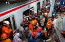 Evakuasi korban kecelakaan antara kereta api Argo Bromo Anggrek dengan Commuter Line di Stasiun Bekasi Timur, KM 28+920 (Foto: Tangkapan Layar)