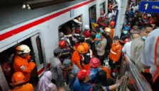 Evakuasi korban kecelakaan antara kereta api Argo Bromo Anggrek dengan Commuter Line di Stasiun Bekasi Timur, KM 28+920 (Foto: Tangkapan Layar)