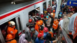 Evakuasi korban kecelakaan antara kereta api Argo Bromo Anggrek dengan Commuter Line di Stasiun Bekasi Timur, KM 28+920 (Foto: Tangkapan Layar)