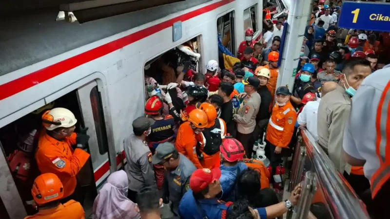 Evakuasi korban kecelakaan antara kereta api Argo Bromo Anggrek dengan Commuter Line di Stasiun Bekasi Timur, KM 28+920 (Foto: Tangkapan Layar)