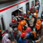 Evakuasi korban kecelakaan antara kereta api Argo Bromo Anggrek dengan Commuter Line di Stasiun Bekasi Timur, KM 28+920 (Foto: Tangkapan Layar)