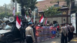 Pemuda dan Mahasiswa Maluku Utara - Jabodetabek Gelar Aksi Depan DPP Demokrat dan Mabes Polri (Foto: Agung/Pusat-Berita)