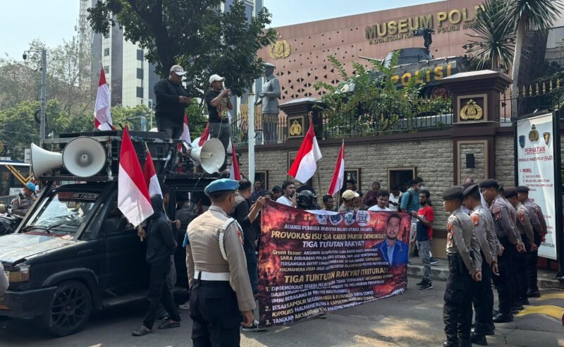 Pemuda dan Mahasiswa Maluku Utara - Jabodetabek Gelar Aksi Depan DPP Demokrat dan Mabes Polri (Foto: Agung/Pusat-Berita)