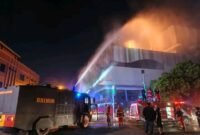 Petugas pemadam sedang lakukan pemadaman api di Mega Mall Kota Manado (Foto: Istimewa)