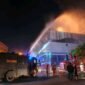 Petugas pemadam sedang lakukan pemadaman api di Mega Mall Kota Manado (Foto: Istimewa)