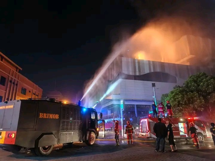 Petugas pemadam sedang lakukan pemadaman api di Mega Mall Kota Manado (Foto: Istimewa)