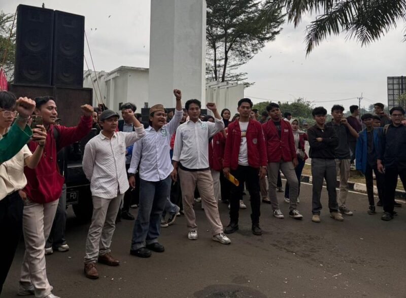 BEM BANTEN Bersatu dan BEM PTNU Korwil Banten Gelar Aksi di Area Kantor Pemerintahan Provinsi Banten (Foto: Istimewa)
