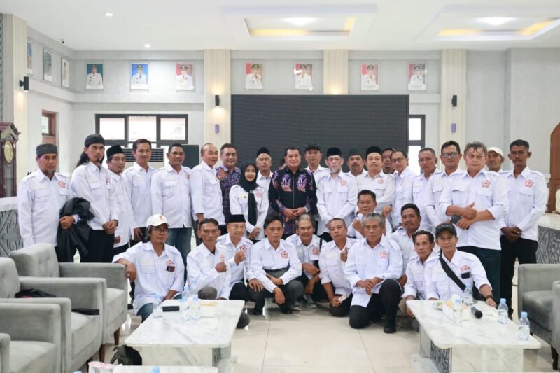 Prosesi Foto bersama Pengurus GMPK dengan Bupati Tangerang Maesyal Rasyid. (Doc.Ist/PB)