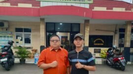 Rizal didampingi oleh Suhendar, Ketua DPD PERADMI Bogor sekaligus praktisi hukum perbankan ke Polsek Bogor Tengah (Foto: Istimewa)