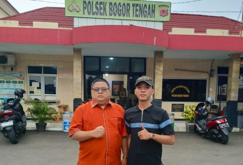 Rizal didampingi oleh Suhendar, Ketua DPD PERADMI Bogor sekaligus praktisi hukum perbankan ke Polsek Bogor Tengah (Foto: Istimewa)