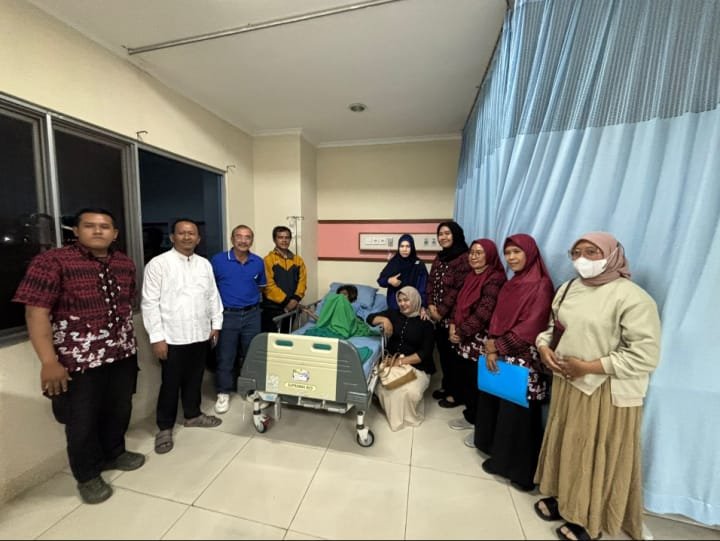 Kepala Dinsos Kota Tangerang Acep Wahyudi beserta jajaran mengunjungi anak terlantar di RSUD Kota Tangerang, Jumat (22/5/26) (Sumber : Dinsos Kota Tangerang)