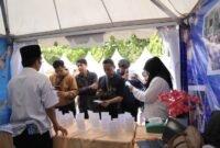 Beberapa pelamar kerja berinteraksi dengan petugas Disnaker Kota Tangerang dalam Job Fair yang di adakan oleh Disnaker Kota Tangerang (Sumber: Disnaker Kota Tangerang)