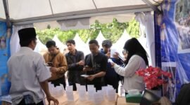Beberapa pelamar kerja berinteraksi dengan petugas Disnaker Kota Tangerang dalam Job Fair yang di adakan oleh Disnaker Kota Tangerang (Sumber: Disnaker Kota Tangerang)