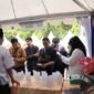 Beberapa pelamar kerja berinteraksi dengan petugas Disnaker Kota Tangerang dalam Job Fair yang di adakan oleh Disnaker Kota Tangerang (Sumber: Disnaker Kota Tangerang)
