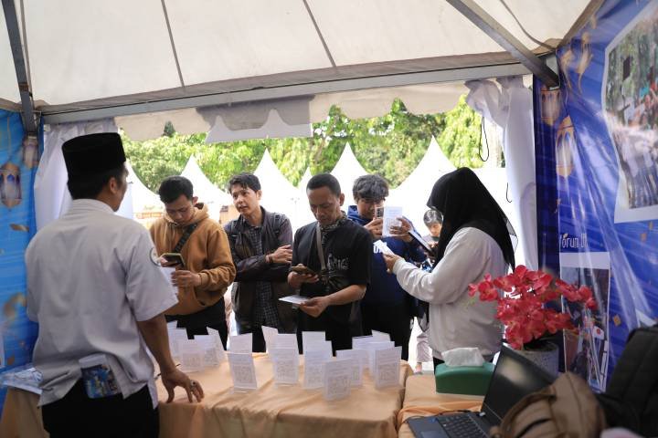 Beberapa pelamar kerja berinteraksi dengan petugas Disnaker Kota Tangerang dalam Job Fair yang di adakan oleh Disnaker Kota Tangerang (Sumber: Disnaker Kota Tangerang)
