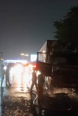 Damkar Tangerang Jinakkan Truk Terbakar di Tol dalam Waktu Satu Jam