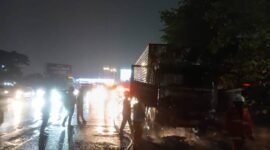 Petugas BPBD Kota Tangerang Tangani Kebakaran Truk di Ruas Tol Jakarta-Tangerang KM 13 (Sumber: Pemkot Tangerang)
