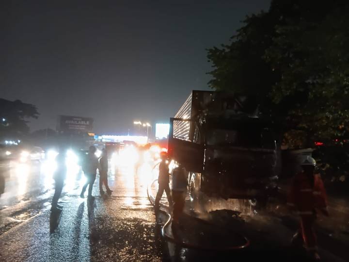 Petugas BPBD Kota Tangerang Tangani Kebakaran Truk di Ruas Tol Jakarta-Tangerang KM 13 (Sumber: Pemkot Tangerang)