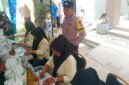 Proses penyaluran bantuan pangan oleh PSM Kel. Benda (Doc. Ist/PB)