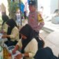Proses penyaluran bantuan pangan oleh PSM Kel. Benda (Doc. Ist/PB)
