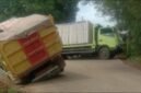 Sebuah truk bermuatan besar tampak mengalami kecelakaan Akibat bekas galian (doc. ist)