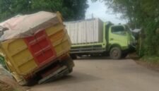 Sebuah truk bermuatan besar tampak mengalami kecelakaan Akibat bekas galian (doc. ist)