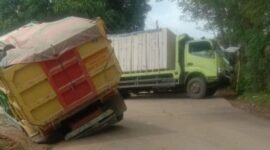 Sebuah truk bermuatan besar tampak mengalami kecelakaan Akibat bekas galian (doc. ist)