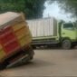 Sebuah truk bermuatan besar tampak mengalami kecelakaan Akibat bekas galian (doc. ist)