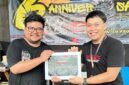 Ketua YBCI Chapter Banten Raya, Teguh Yanuar memberikan cindramata (Doc. Ist/PB)