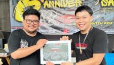 Ketua YBCI Chapter Banten Raya, Teguh Yanuar memberikan cindramata (Doc. Ist/PB)