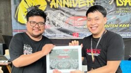 Ketua YBCI Chapter Banten Raya, Teguh Yanuar memberikan cindramata (Doc. Ist/PB)