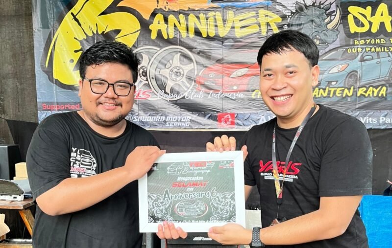 Ketua YBCI Chapter Banten Raya, Teguh Yanuar memberikan cindramata (Doc. Ist/PB)